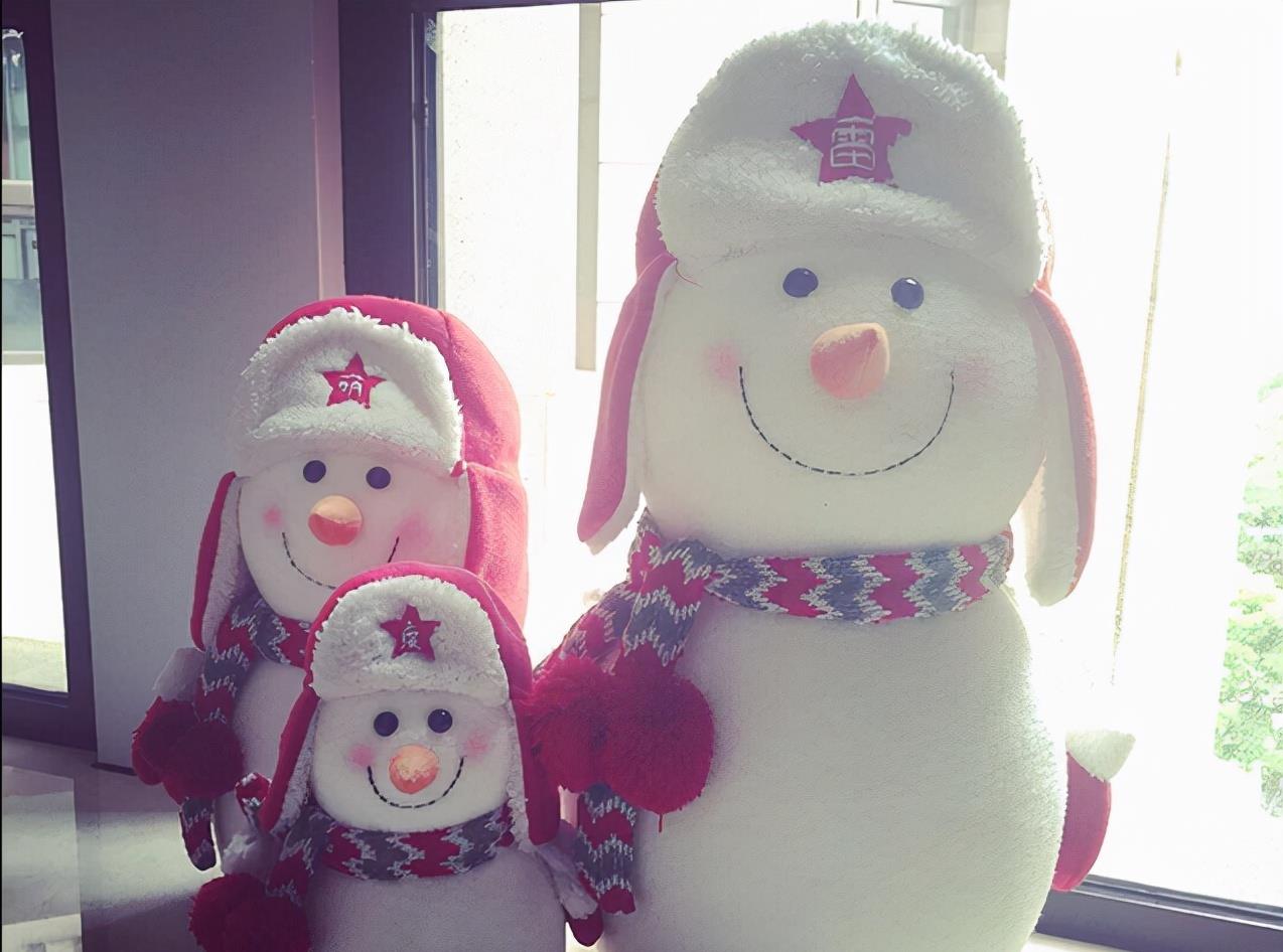 参观程雷住的豪宅，衣帽间设计相当豪华，做了一整面墙的柜子