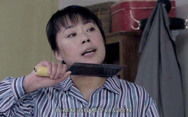 李菁菁|李菁菁患癌后首露面！商场跳舞遭路人围观，90后三婚老公站老远