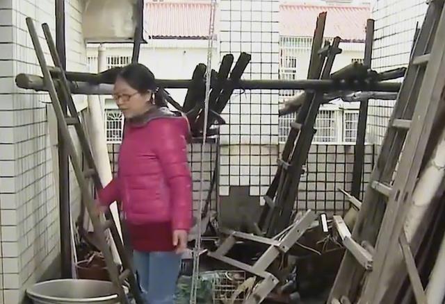家暴妻儿40年,打不动了被妻儿抛弃求原谅,儿子:自己孤独终老吧
