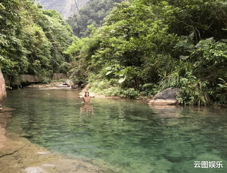 |周华健混血儿子野外游泳!32岁留长发胡子拉碴,身材健硕男人味足