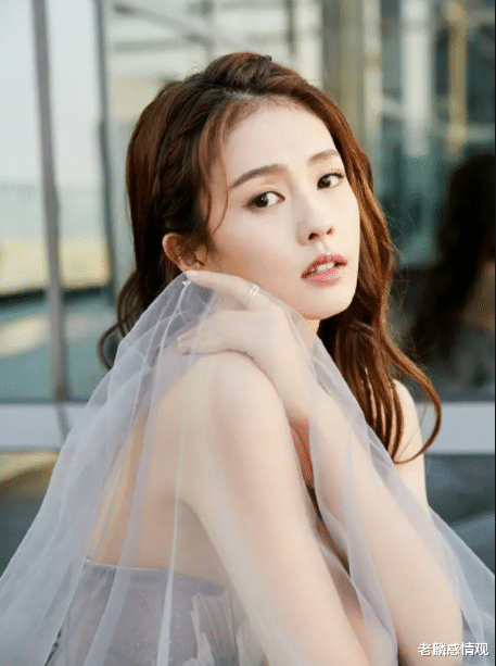 白梦妍|白鹿哪一点不如苏晓彤,剧中拍戏虐哭全网,她到底输在哪里?