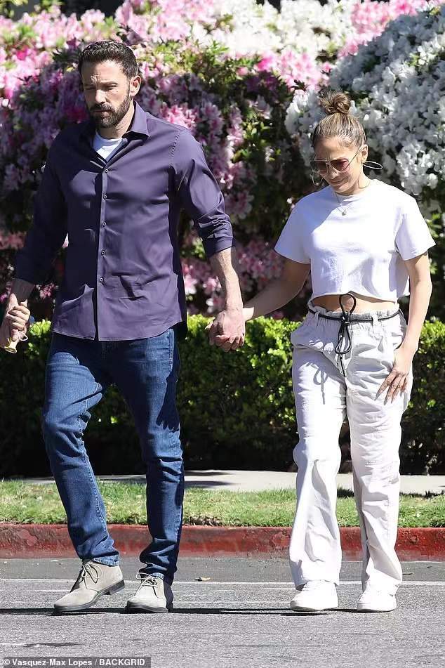 加纳|52岁电臀天后与男友牵手如少女般甜蜜 颓废大本却仍旧迷恋酒精