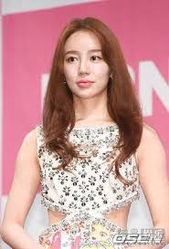 补水 僵脸丰唇尹恩惠急甩20斤消失5年复出被群嘲,她换了一只唇膏而已