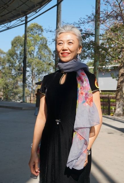 染发 女人到了花甲之年，尝试这些“白发造型”才高级，比染发洋气多了