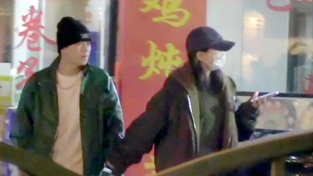 王栎鑫|33岁王栎鑫又恋爱了？手牵高颜值女友街头约会，女方甜蜜喊其老公