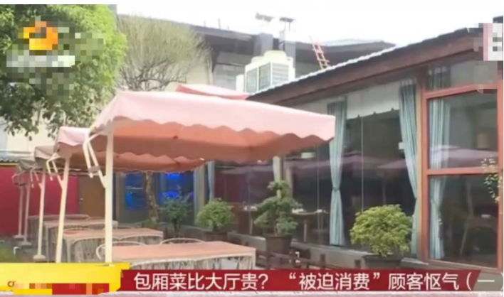 湖南长沙,女子请客吃饭,发现同一份螃蟹在包厢点要598元,而大厅点只要148元!
