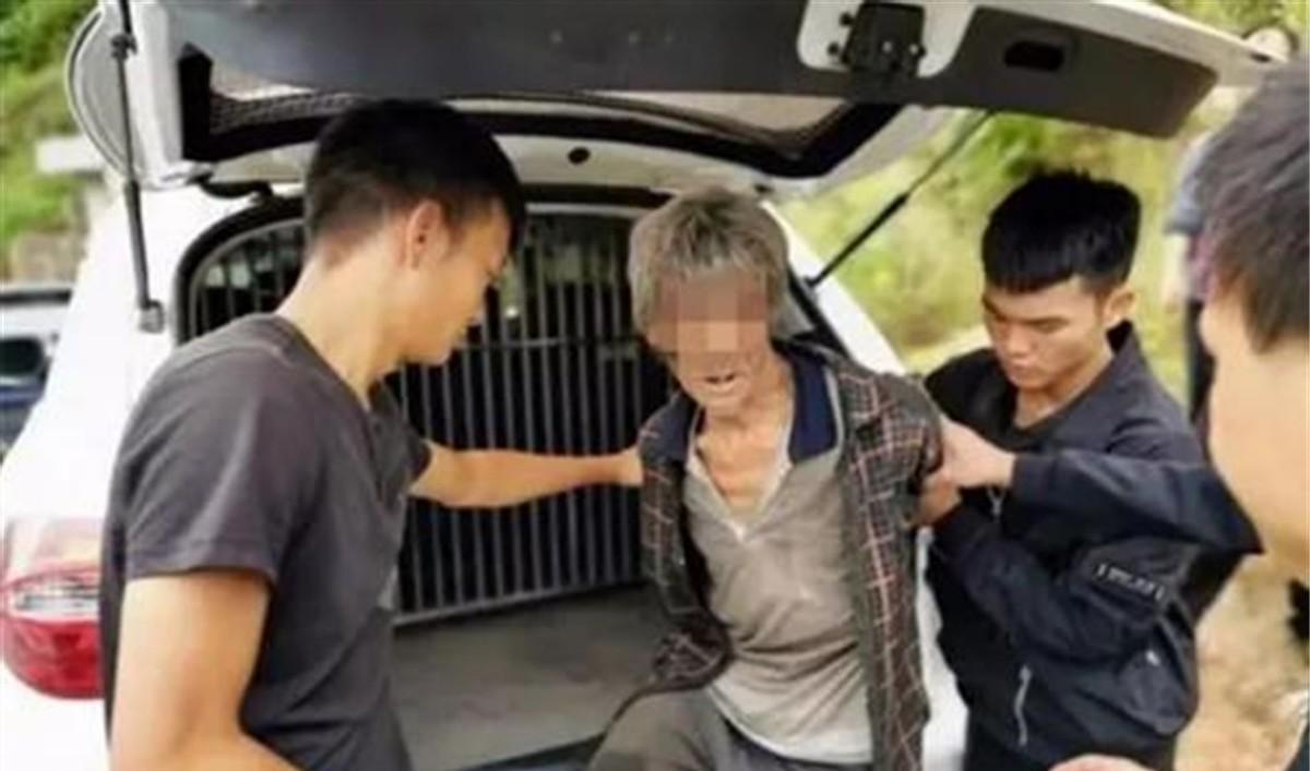 2002年,人贩子越狱藏深山17年,靠喝山沟水生存,被抓时如野人