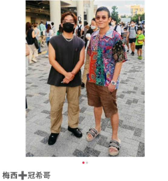 陈冠希|陈冠希在国外看球赛，身穿花衬衫脚踩拖鞋，年近中年被指似赵本山