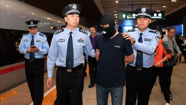 黑老大邹显卫,被抓后成监狱“土皇帝”女狱警当情人,自食恶果!