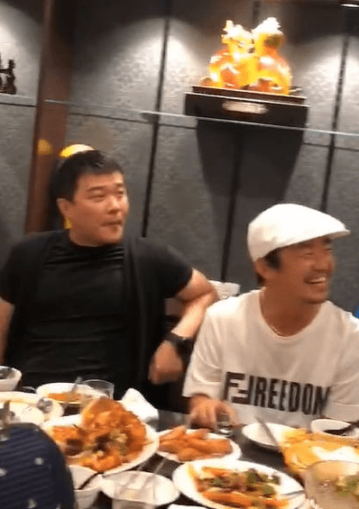 陈思诚|44岁陈思诚现身酒局，与宝强拼酒喝到满脸涨红，唐探又要出新章？