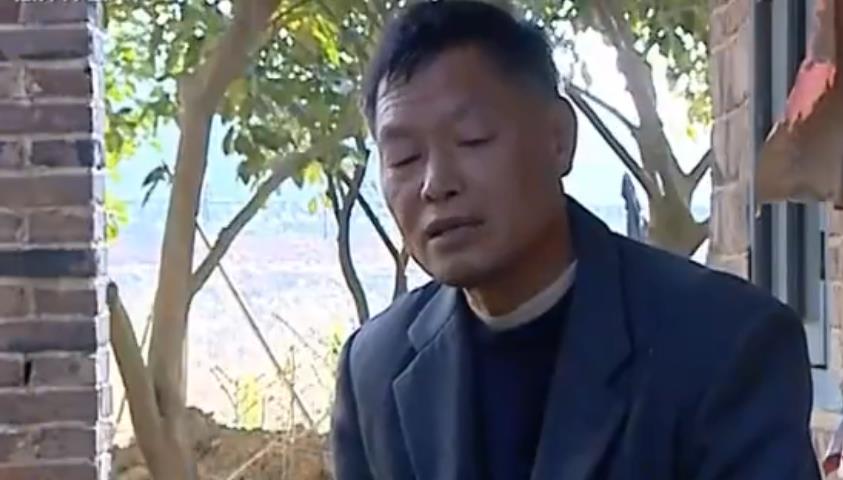 94年父亲身价百万抛妻弃子,如今儿子身价上亿,父亲拉横幅逼相认