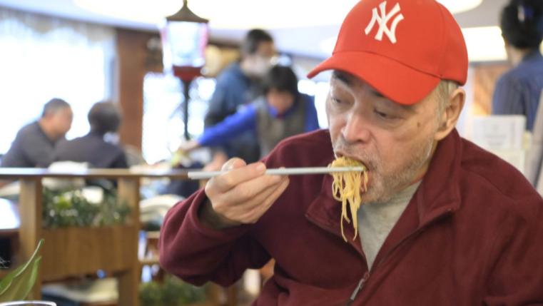 张伟文|70岁知名歌手2度确诊新冠，迅速痊愈胃口好，叫一桌食物大快朵颐