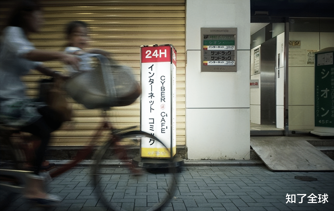 网吧|东京“网络难民”：工资不足以支付租金，只能蜷缩在2平米小隔间