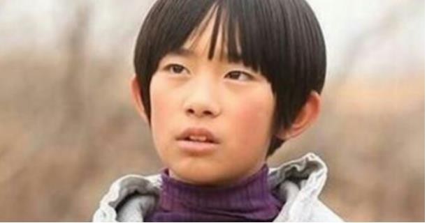 易烊千玺|易烊千玺:从人气垫底到反超,他背后的苦,不是谁都能扛下来的