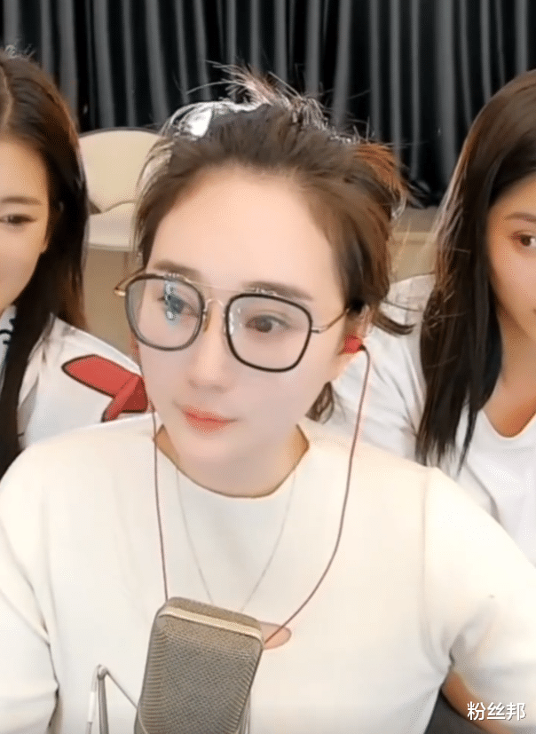 沈曼|沈曼直播再次痛哭,跳槽是要给违约金的,会努力站稳脚跟成长进步