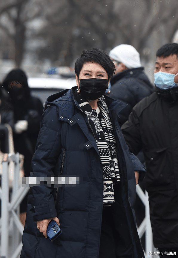 时尚搭配|央视春晚阵容提前看:陈妍希、万茜穿得厚实,张凯丽笑出鱼尾纹