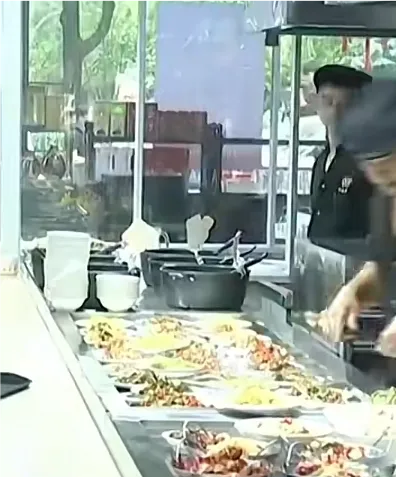 浙江,女子吃自助餐,临走时还要打包带走,被员工制止后火冒三丈,于是便和员工理论了起来