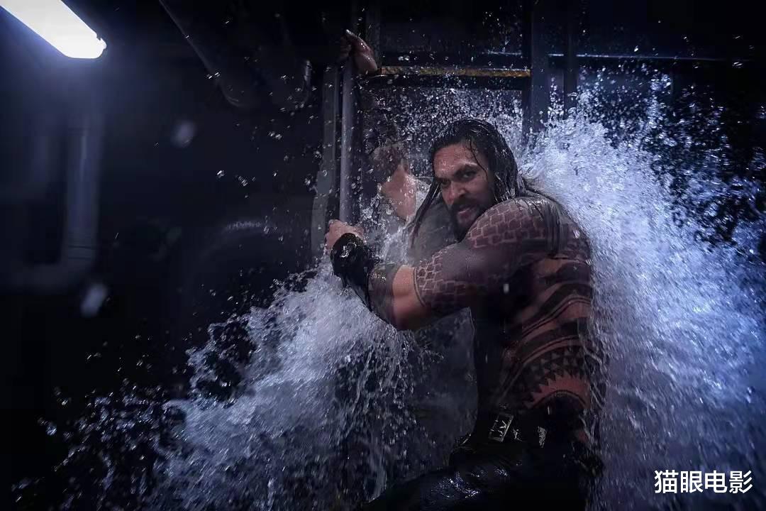 杰森·莫玛|海王2杀青温子仁好嗨,晒海王哥俩湿身照,网友:里面有个电灯泡