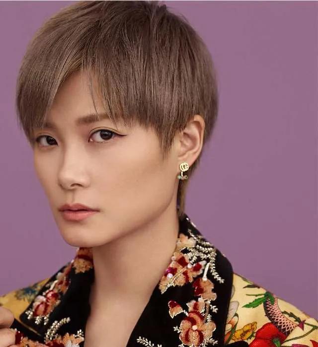 李宇春|李宇春：推辞赵本山的 宴席，却送百万吉他给谢霆锋