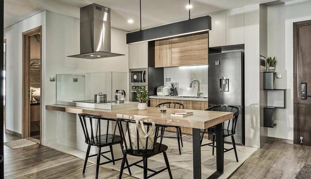 大横厅虽然采光好空间大,倒不如沙发不靠墙,还能增加个玻璃书房