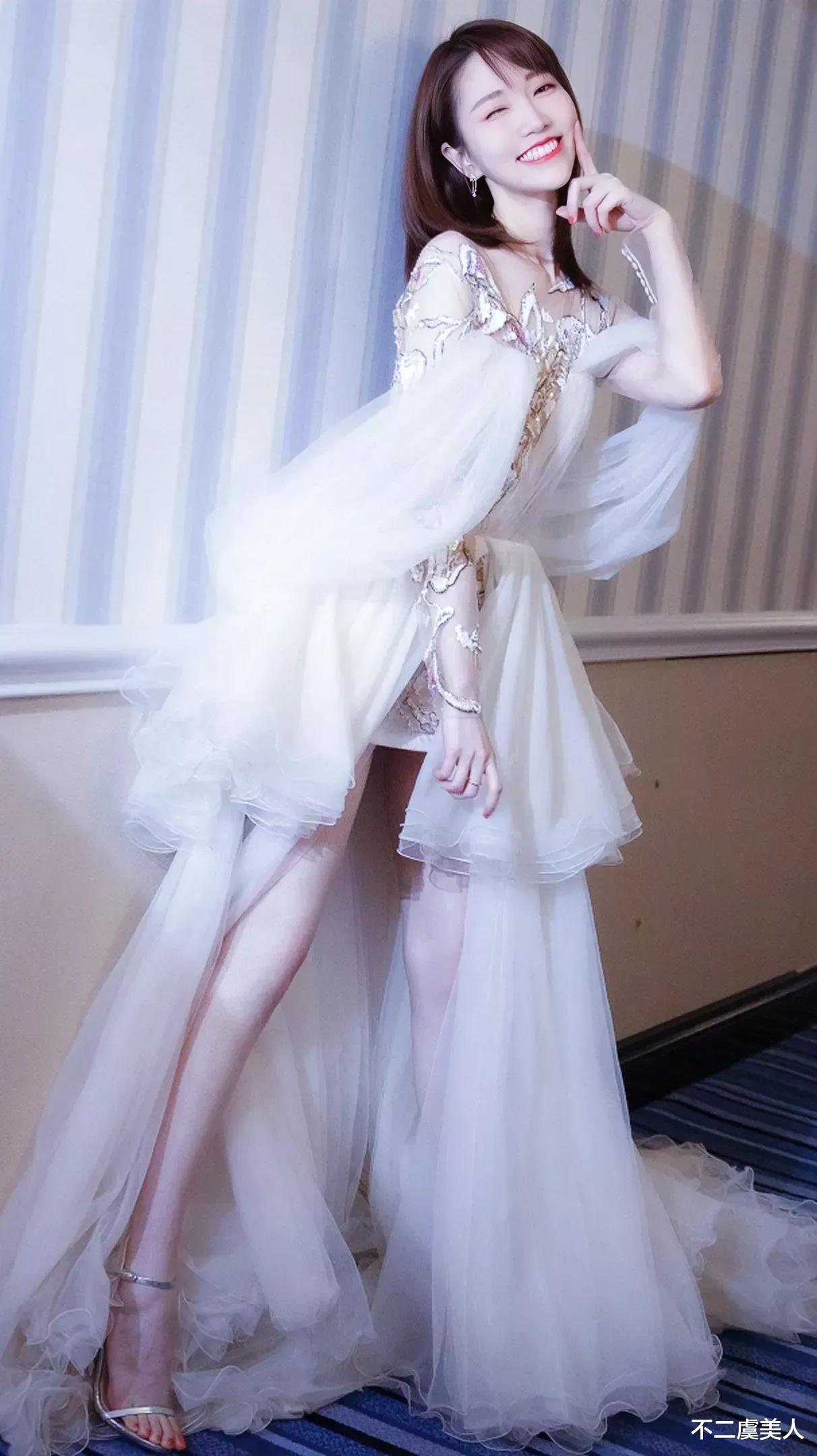 张纯烨|江苏卫视当红花旦张纯烨，主持界的第一长腿女神