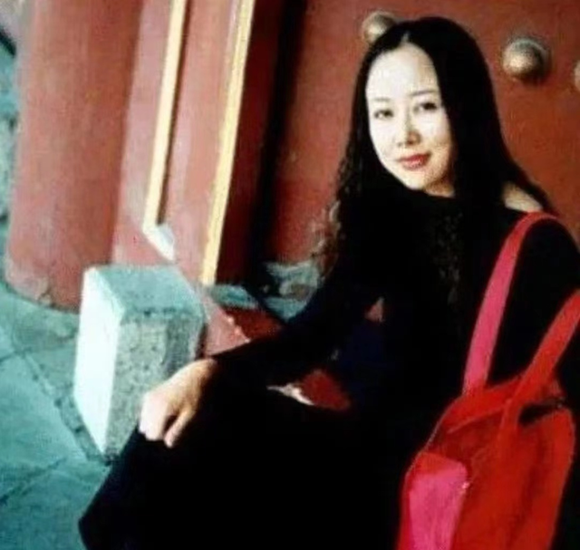 陈丽华|迟重瑞一家恩爱现身！81岁陈丽华打扮富贵气质佳