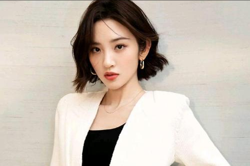 唐艺昕|唐艺昕为爱改名！晒变装视频小腹疑隆起？1岁半女儿罕露面