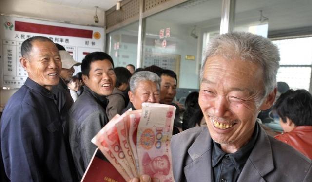 存款究竟放在哪里好?是存折还是银行卡?内部员工说出其中的差距