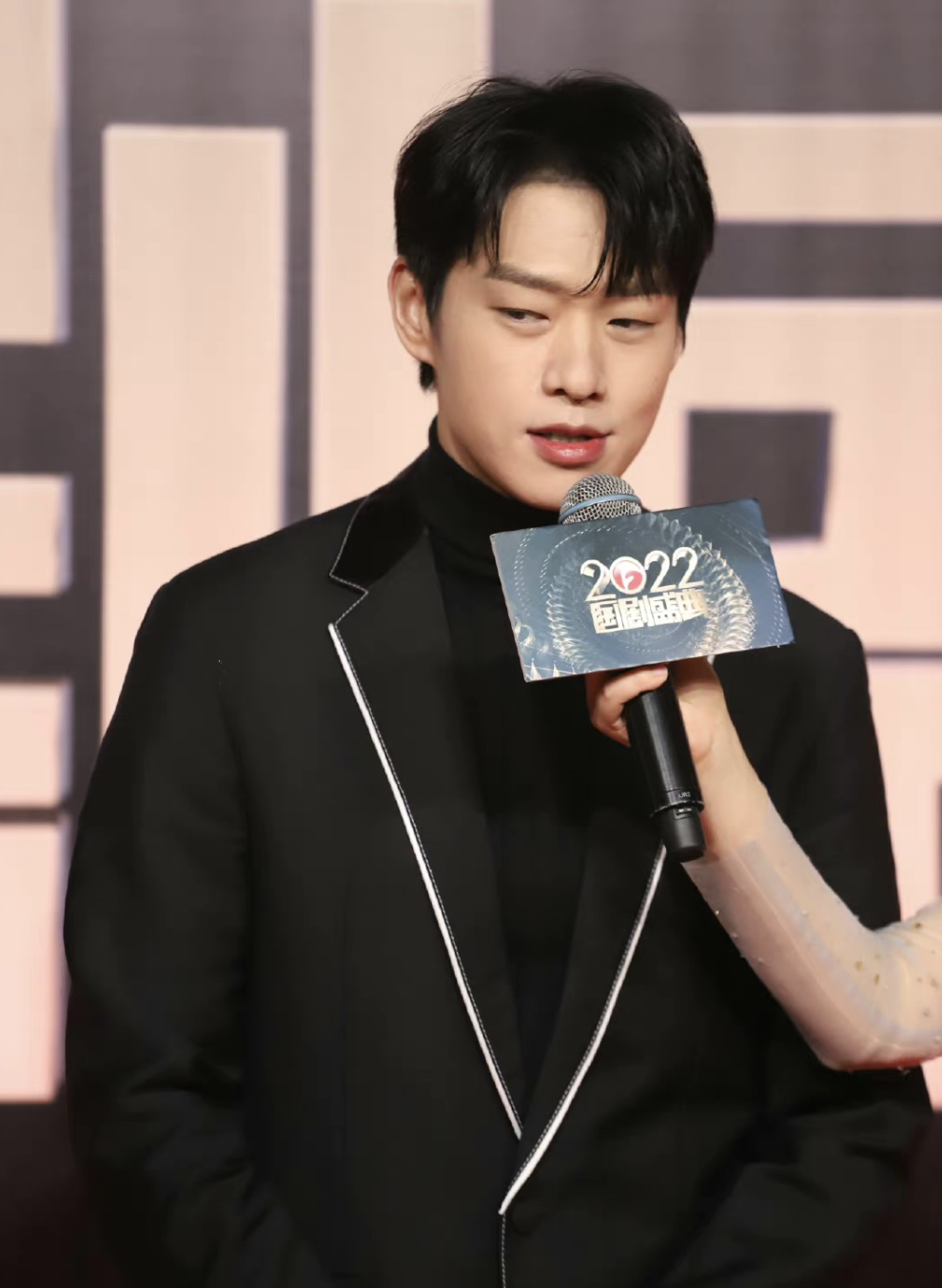 吴磊|国剧盛典红毯：关晓彤腰好细，吴磊小动作好萌，秦岚魏大勋碰面