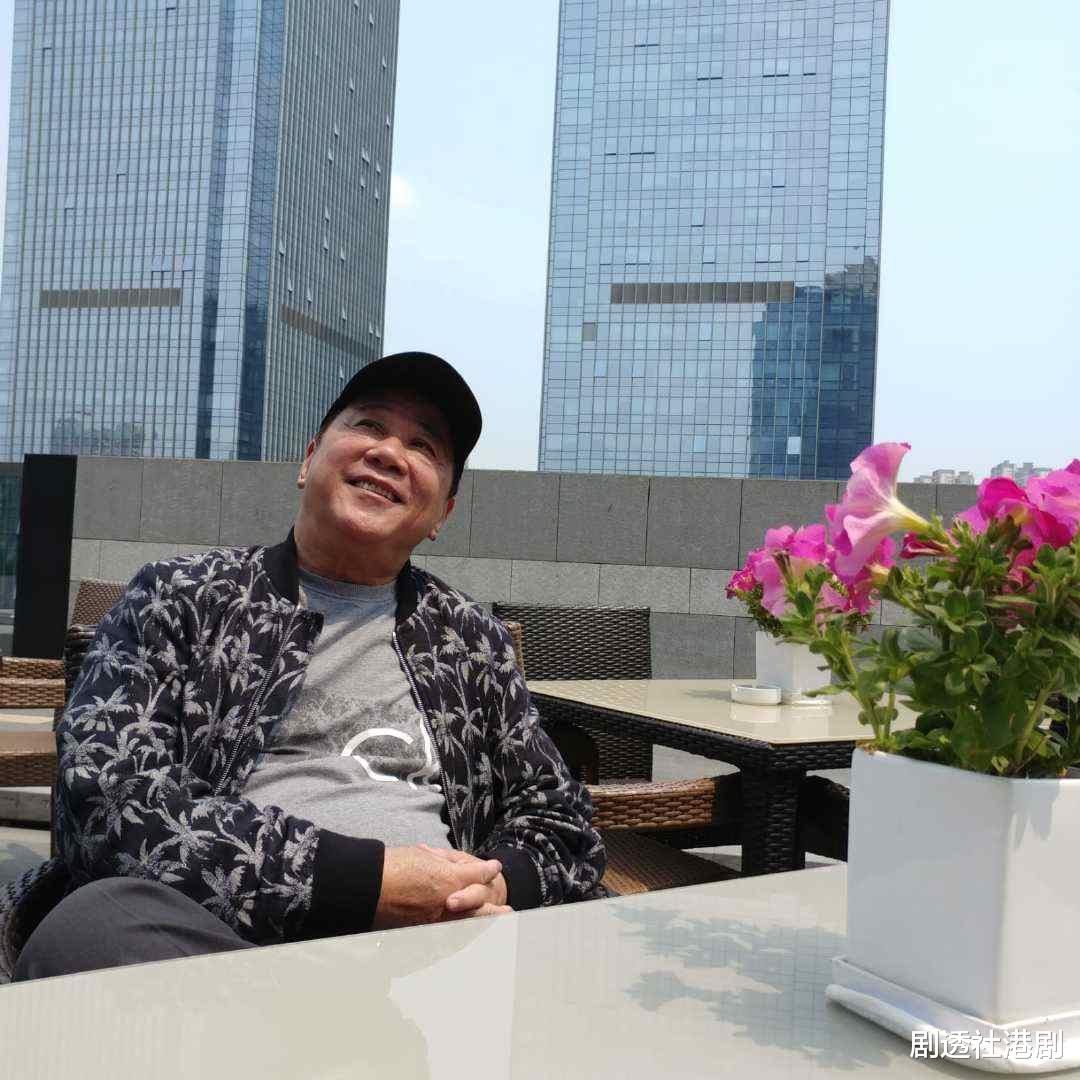 夏雨|76岁TVB视帝近况曝光，穿着休闲为奶茶店宣传，传身家过亿已移民