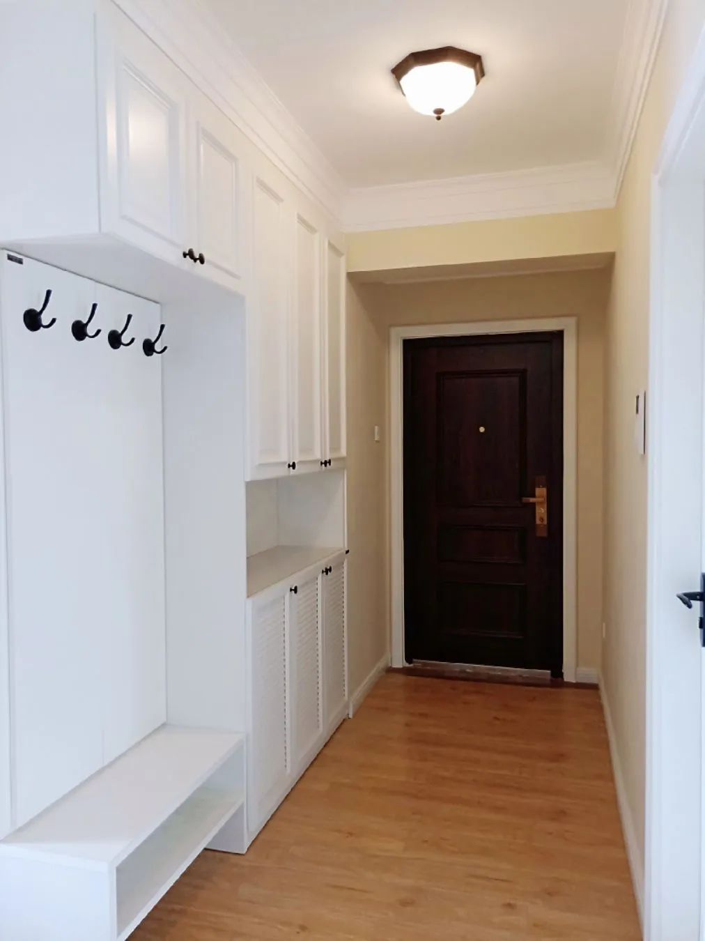 进门后是长玄关，如何设计更加实用而不压抑呢？