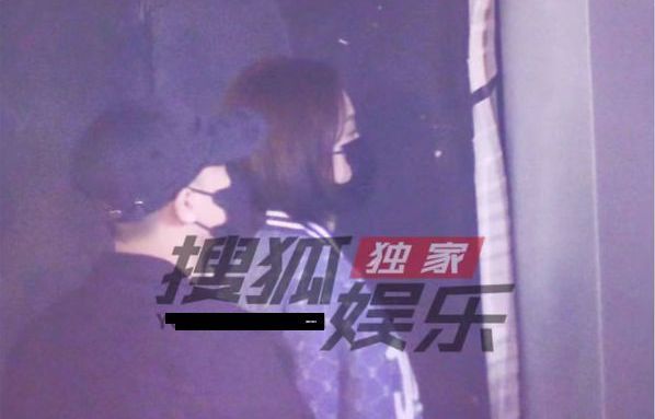 张佳宁|张佳宁疑似新恋情曝光,与年轻男子酒吧聚会,牵手出门感情甜蜜