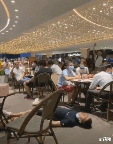 小伙向女生当众下跪表白,被拒后躺在耍赖!女子:你看看你送的啥