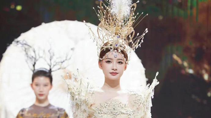 孙怡|孙怡成金鹰大赢家！穿10斤重礼服戴皇冠美成焦点，新造型彻底封神