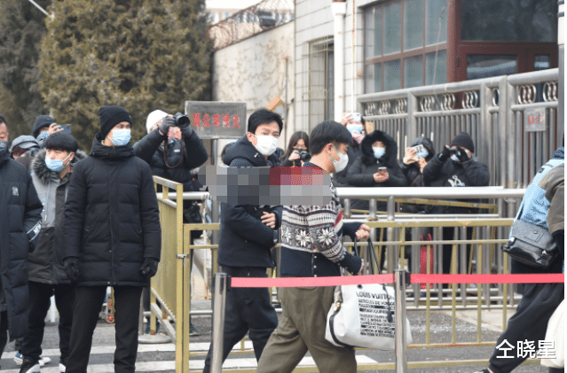 春晚|40余位明星现身春晚彩排，刘涛疑被趁乱搂秦海璐着2万大衣，“真假”贾玲闹乌龙