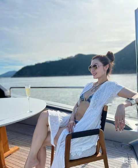 街拍|最美港姐!52岁李嘉欣坐游艇出海,大病恢复状态佳,魅力不减当年