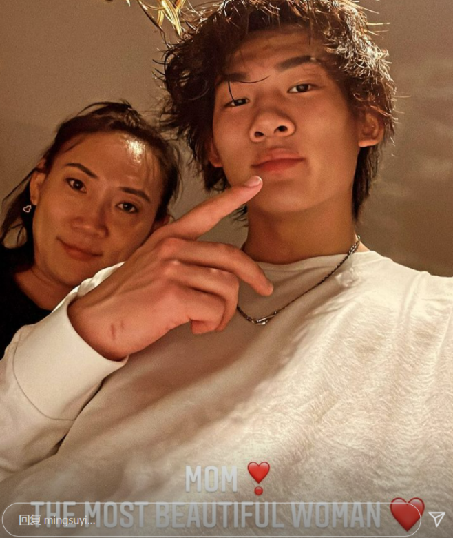 苏翊鸣|苏翊鸣与母亲同框合影,短发亮相少年感十足,难怪能获清华喊话