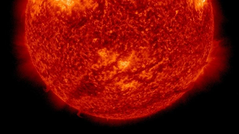 太阳爆炸产生20万公里长的灯丝,爆炸碎片可能击中地球