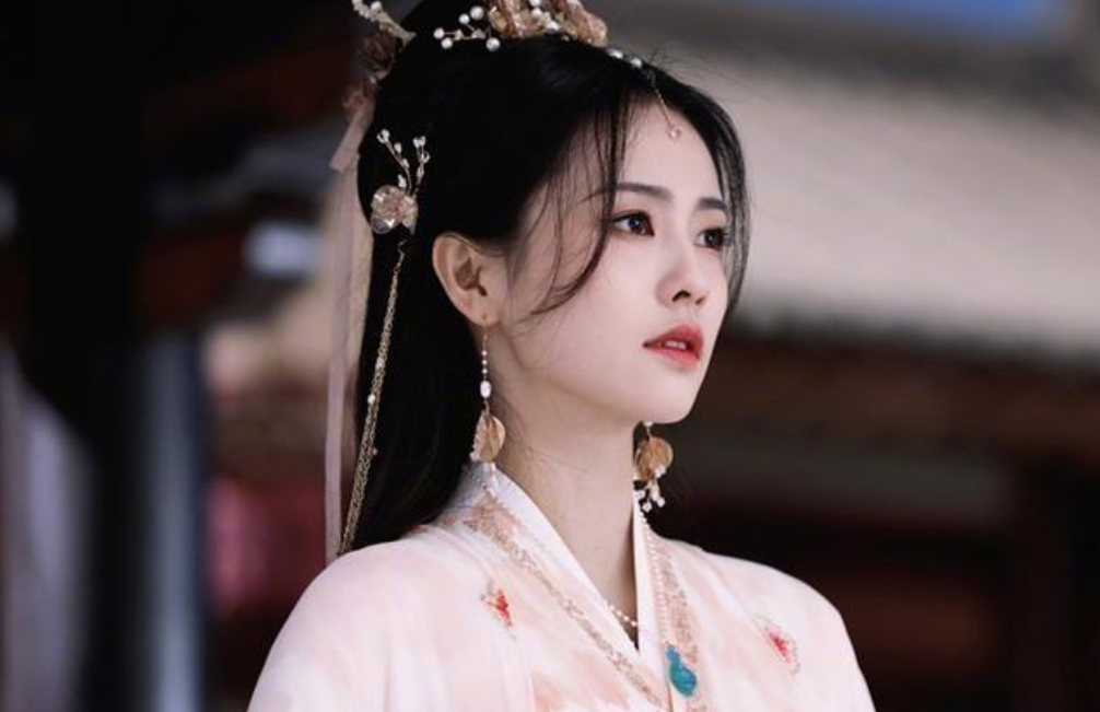 白鹿|《长月烬明》即将开播,白鹿1人分饰3个角色获好评,罗云熙成败笔