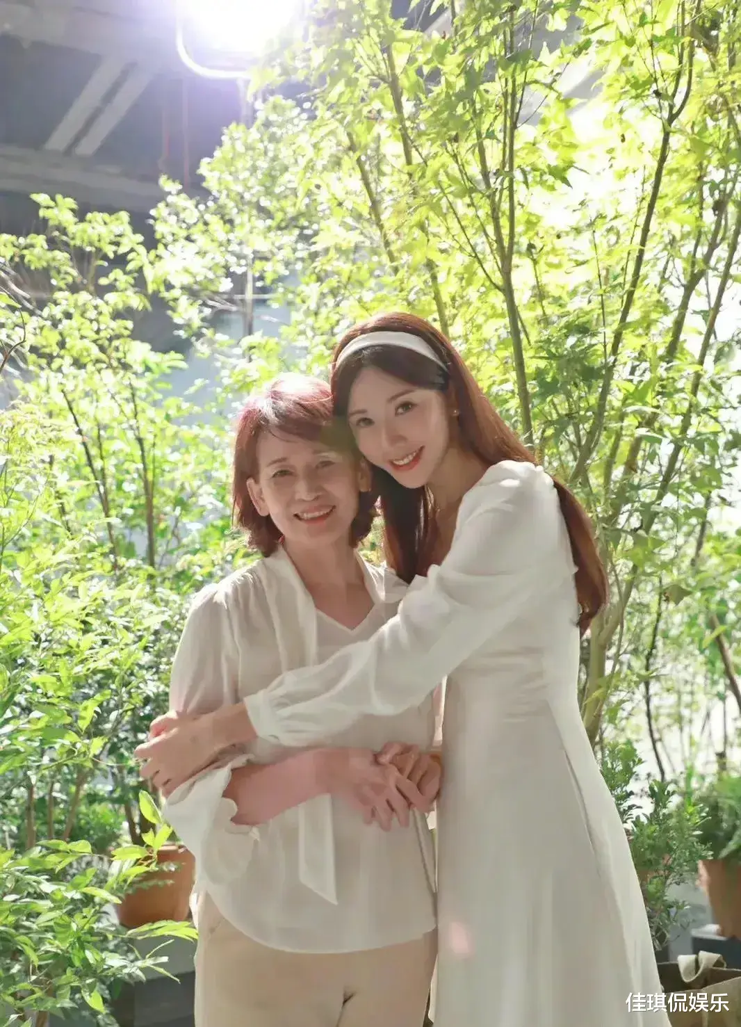 林志玲|林志玲携妈妈低调现身!志玲穿一身白裙清纯少女,母亲与志玲同框似姐妹!