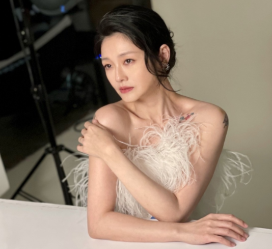 韩素希|偶像剧女王,闪电再婚,二婚状态美回巅峰,穿抹胸裙大秀火辣身材