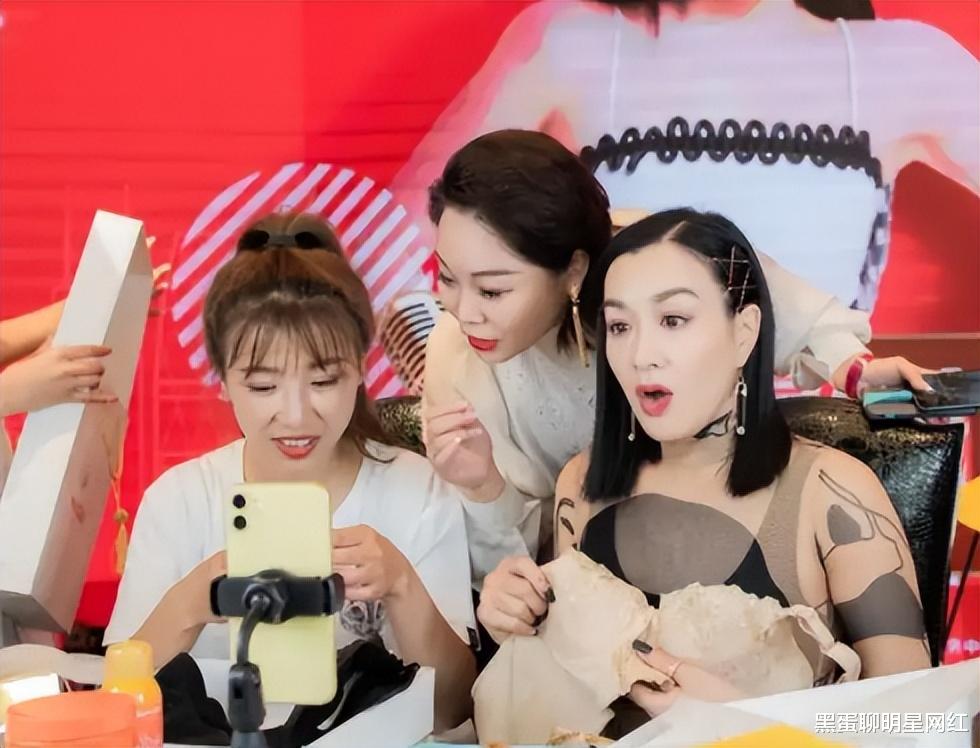 成龙|成龙入驻直播平台,开启首秀,众明星助阵,累计观看人数破5000万