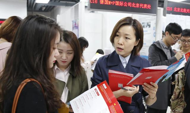 求职|招聘文员要求“身材好”？中铁三局回应招聘争议，网友：越描越黑