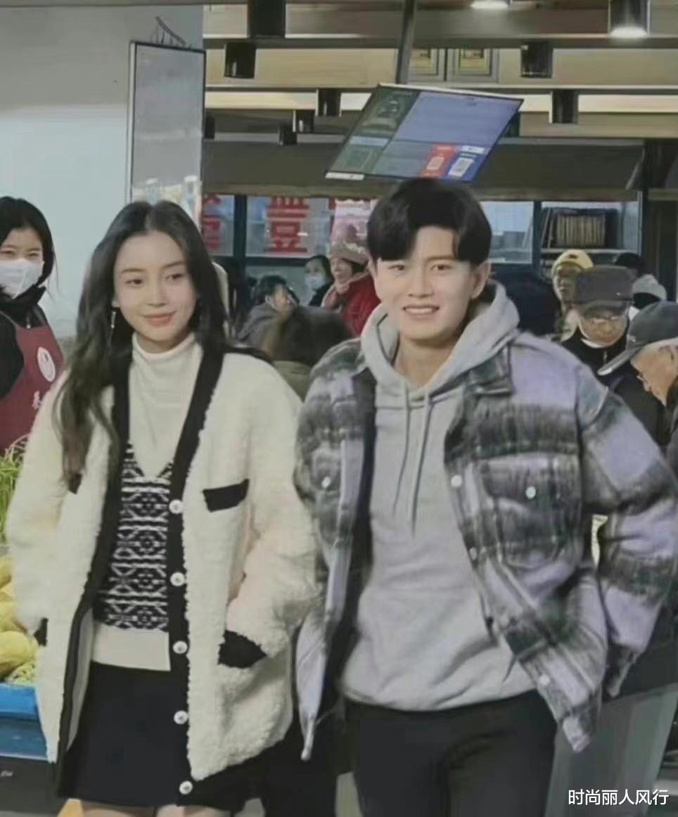 任嘉伦|任嘉伦baby的第一张同框照！baby穿学院风美开挂，任嘉伦却尴尬了