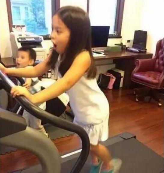 参观刘涛一家住的豪宅,卧室墙面几乎做满衣柜,衣服实在太多了