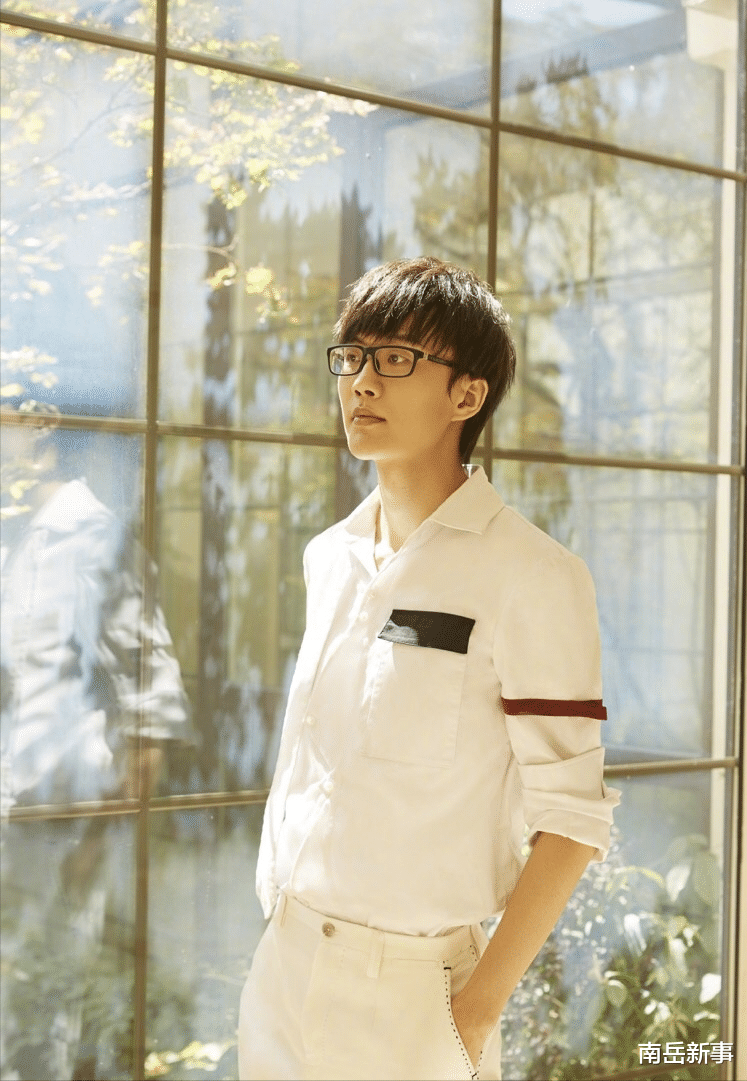 许嵩|许嵩被拍与女生牵手回家,对方身材高挑肤白貌美,网友直呼出息了