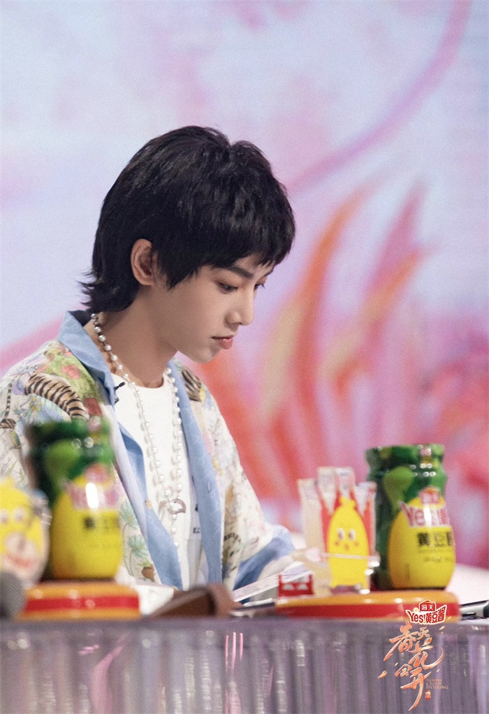 华晨宇|华晨宇《春天花会开》谈创作与改编思路 “花”式点评焕民乐新音