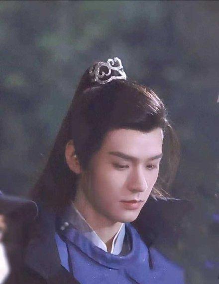 迪丽热巴|迪丽热巴的粉丝过于有趣了，给《安乐传》P的图，着实太有范