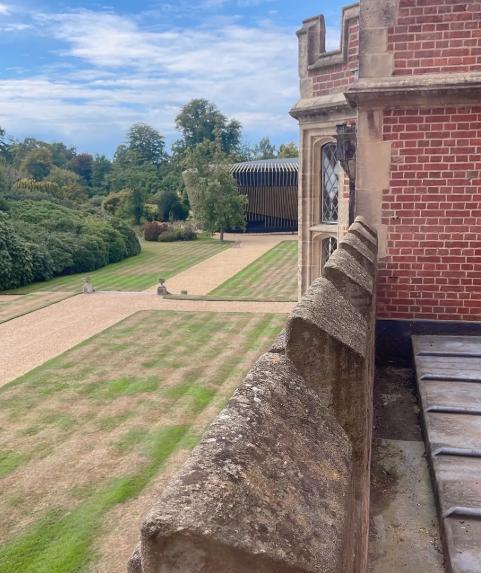 王诗龄|王诗龄就读英国“最难进”女校，住安妮公主房间，校服照被赞女神