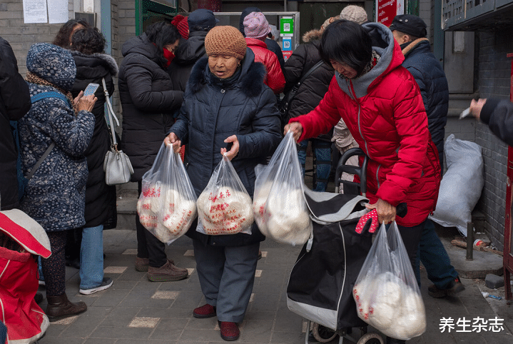 宫寒|多家医院联合声明：禁止食用2素食，吃一口等于在甲状腺上“撒盐”，趁早扔